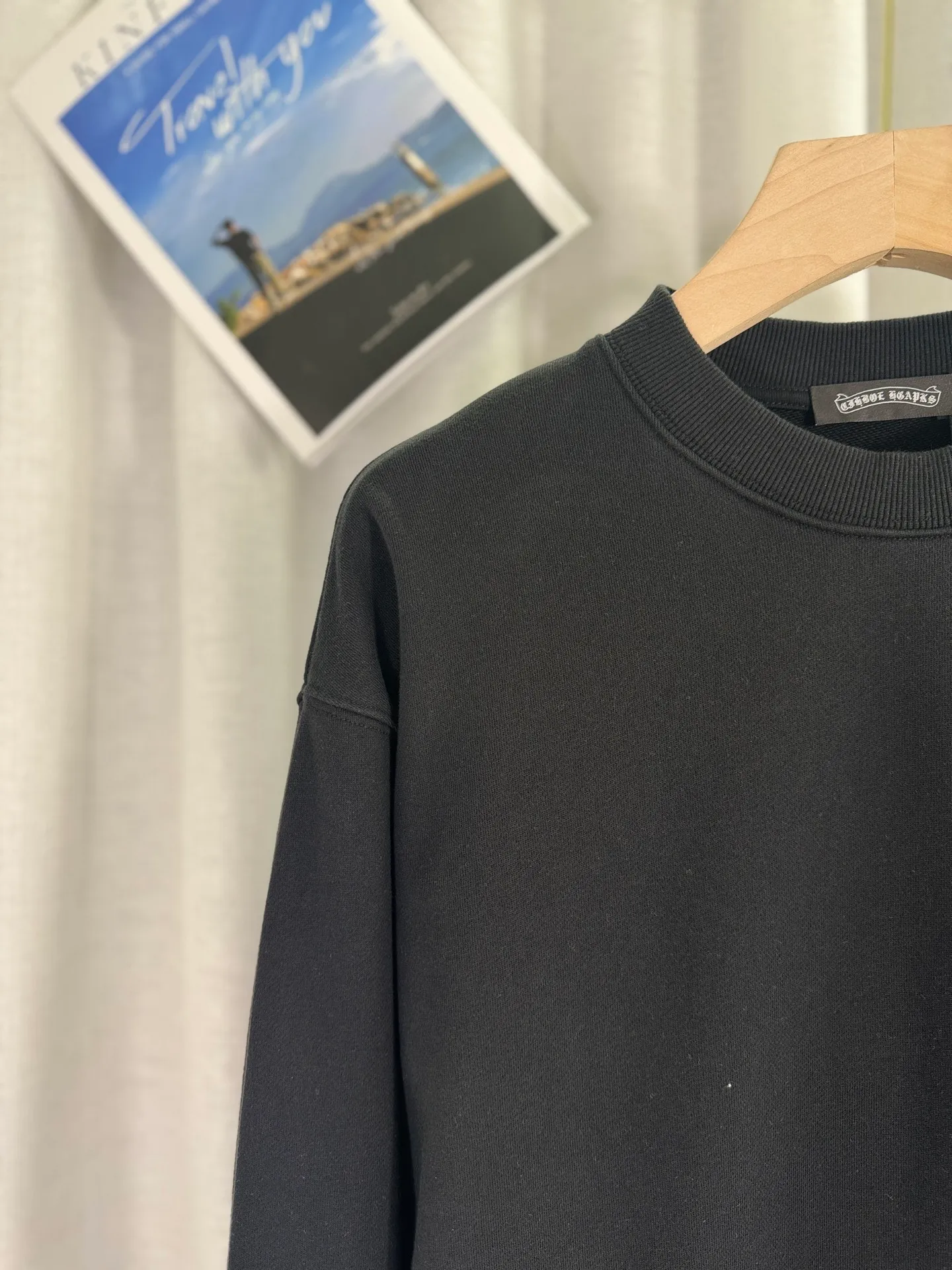 P260 top version, real shot without P, ​​different from market currency) 𝗖𝗵𝗿𝗼𝗺𝗲 𝗛𝗲𝗮𝗿𝘁𝘀/Cro Heart 2025 washed patch embroidery autumn and winter new original single counter American laser burnt 3D three-dimensional color embroidered couple casual sweatshirt 👑The highest version! Customized fabric 420g tripe terry fabric! American acid-washed and distressed original fabric laser burnt ✟appliqué embroidery and exquisite embroidery of letters! The best-selling model in the counter, very comfortable to wear. Accessories: original molded and authenticated collar label➕100% silk wash label. Genuine purchase-grade original hangtag➕matching hanging rope➕3D hanging beads➕original packaging bag. Craftsmanship: The original version has consistent wiring! The highest version of the armhole matching technique! Color: White Black Size: S M L XL Style No.: 25-303